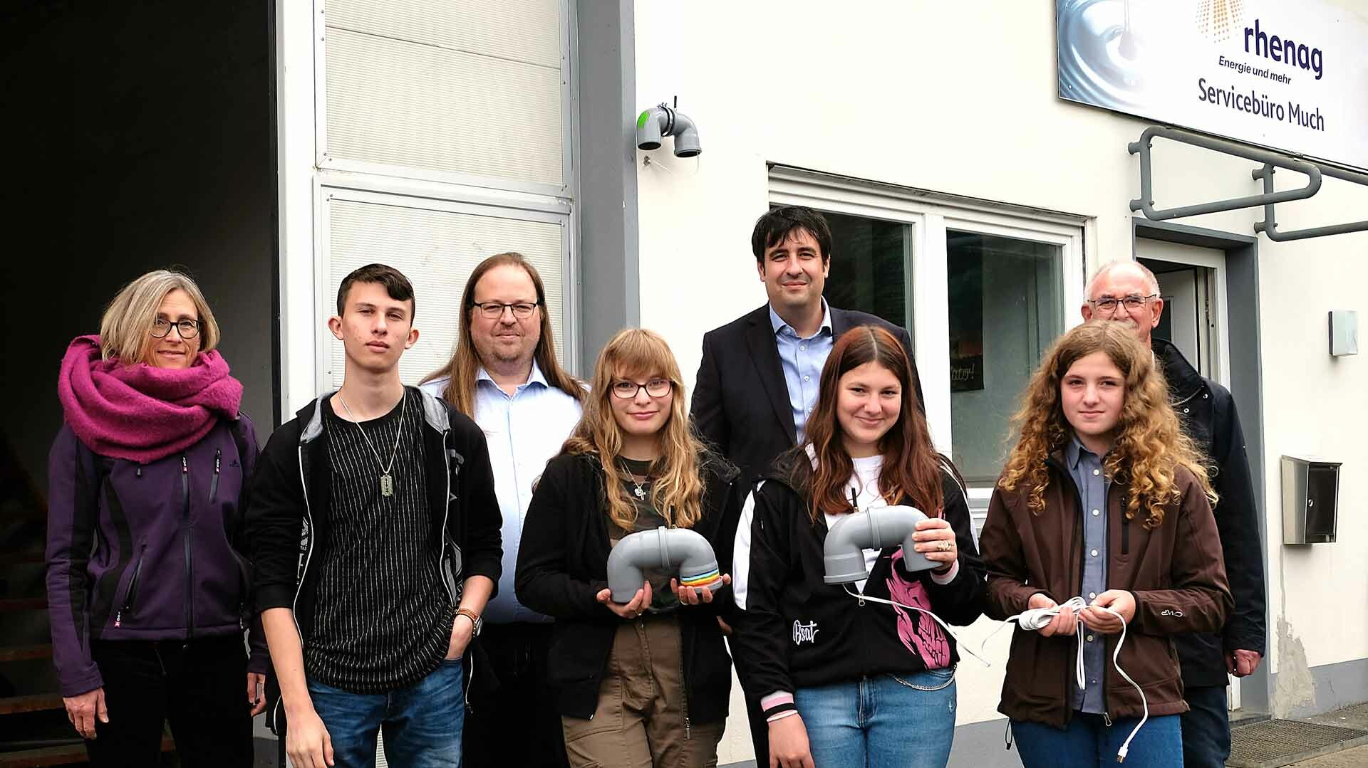 Schulprojekt Schülergruppe vor einem Gebäude
