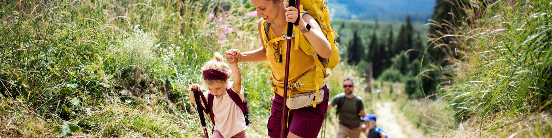 Familie wandert durch die Berge