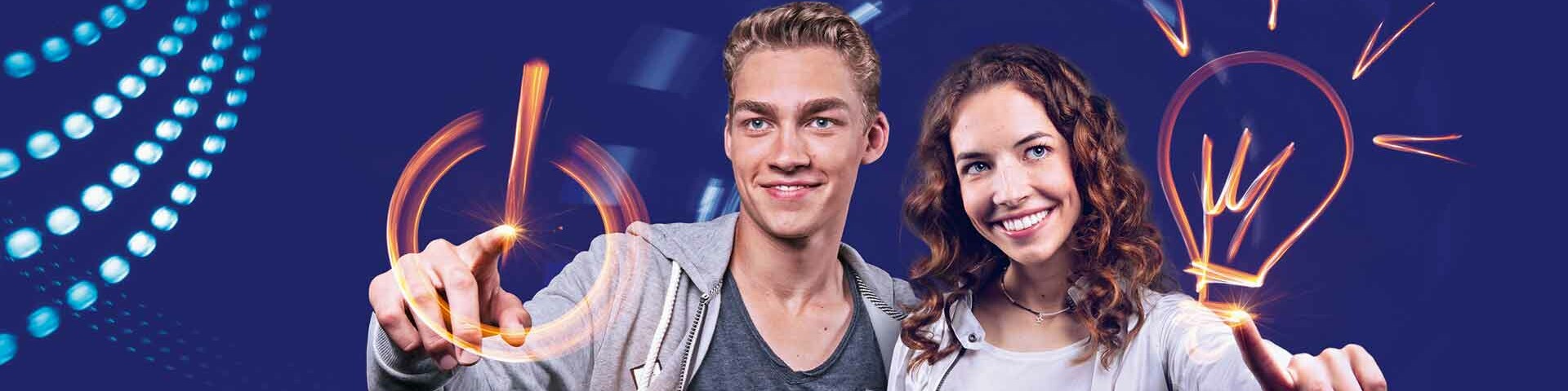 Ausbildung Zwei Junge Menschen vor blauem Hintergrund