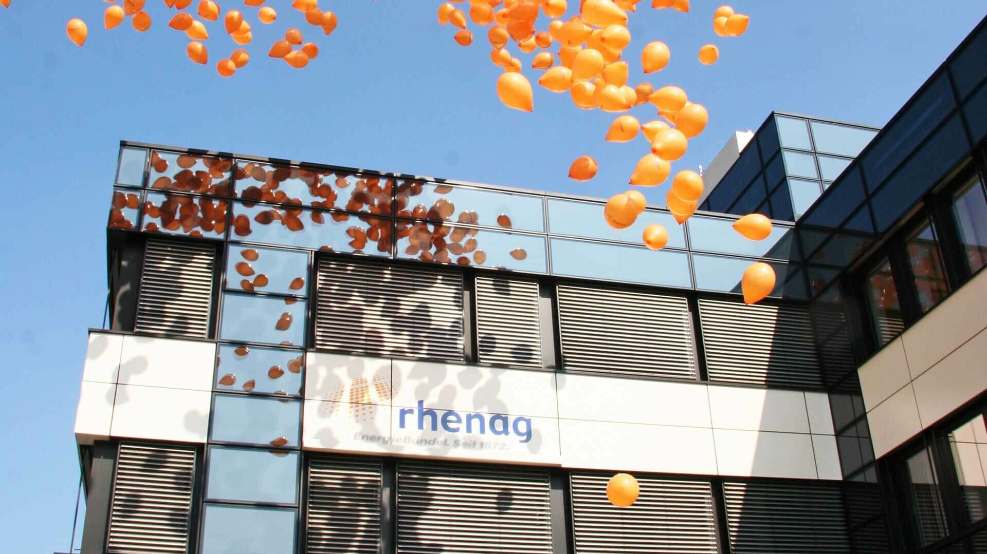 150 Jahre Luftballons vor dem rhenag Gebäude