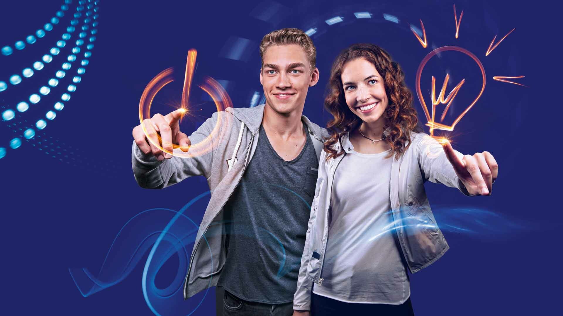 Ausbildung Zwei Junge Menschen vor blauem Hintergrund