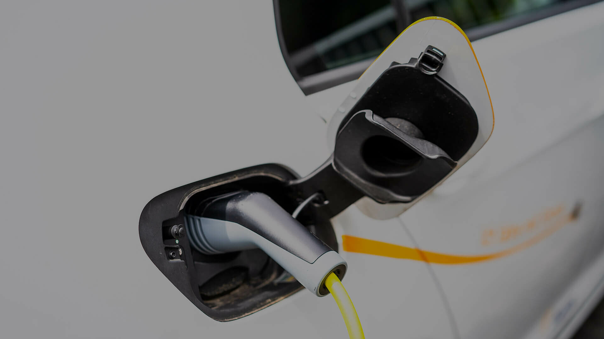 E-Mobilität offener Tankdeckel mit E-Ladekabel