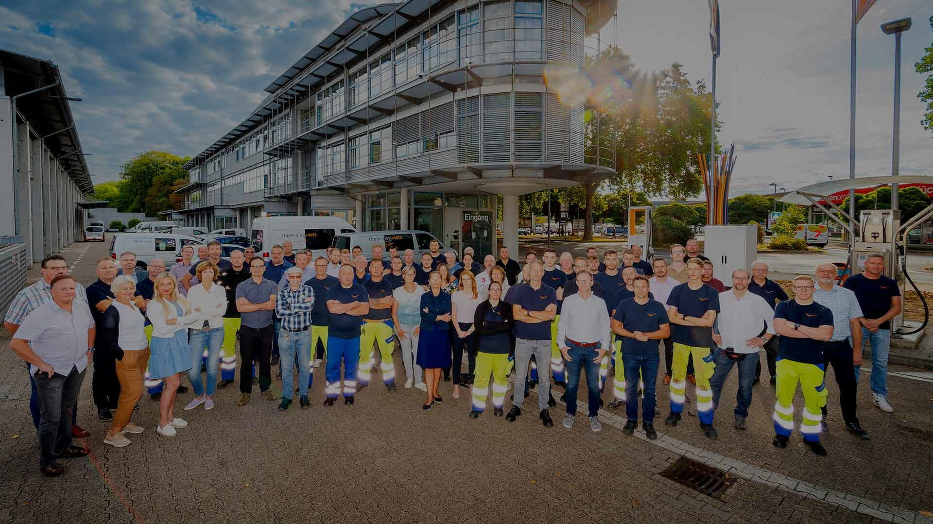 Energiekrise Mitarbeiter vor einem Gebäude