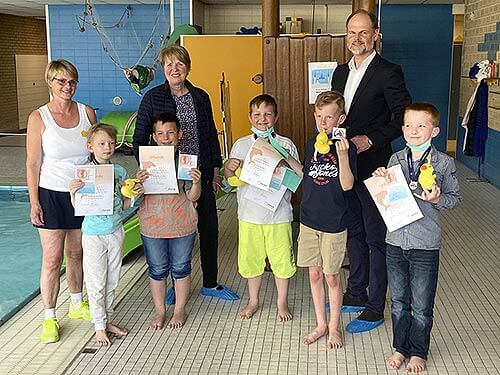 Schwimmen 01 Kinder mit Urkunden im Schwimmbad