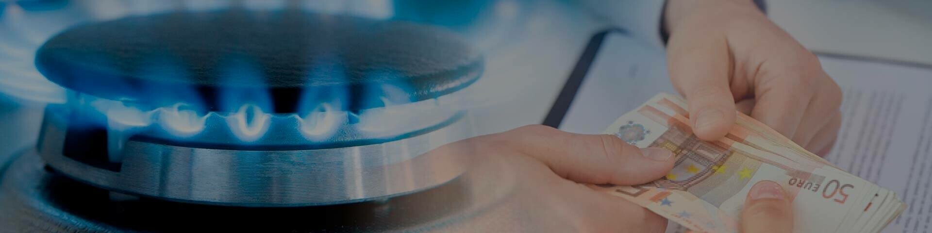 Gaspreisbremse Flamme von Gasherd mit drei Händen, die Geldscheine festhalten