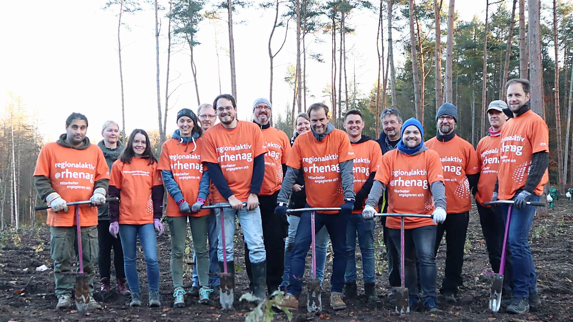 Zukunftswald Gruppenfoto von rhenag Mitarbeitern im Zukunftswald