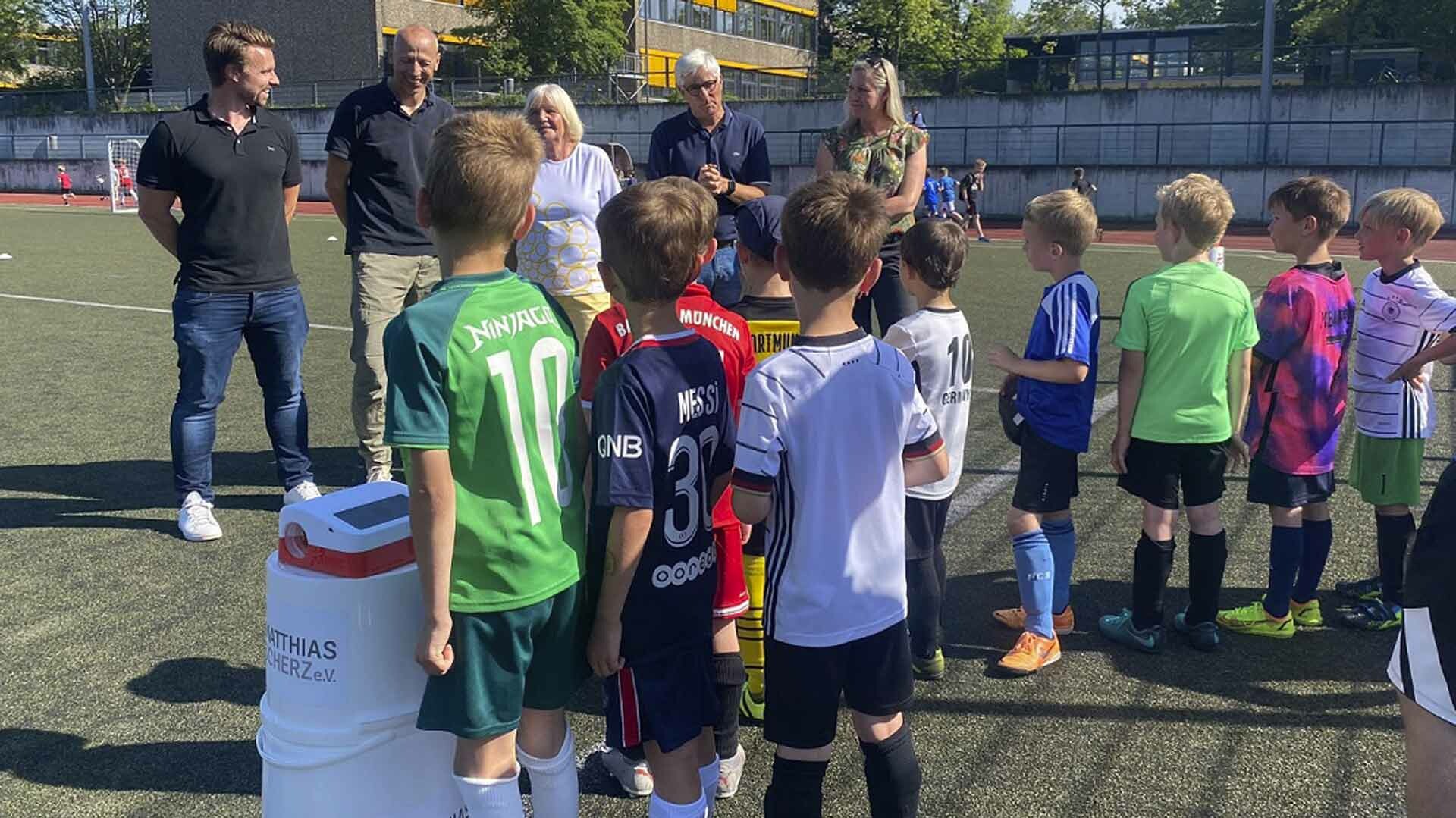 Schrittechallenge Kinder auf dem Fußballfeld