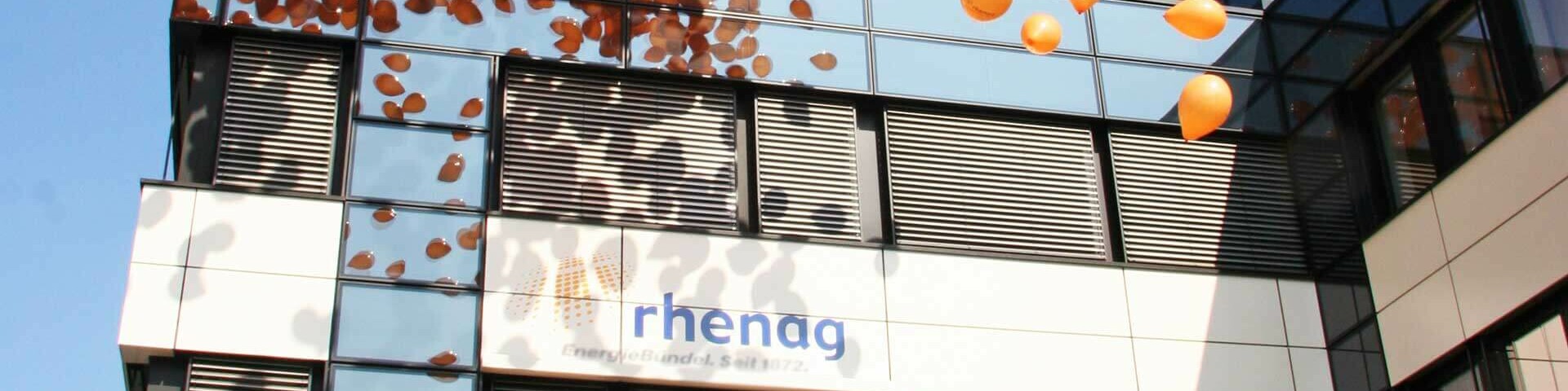 150 Jahre Luftballons vor dem rhenag Gebäude