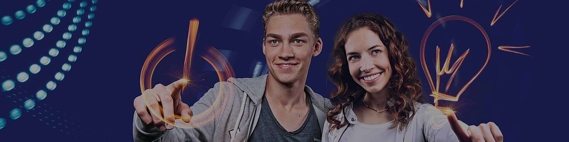 Ausbildung Mann und Frau vor blauem Hintergrund