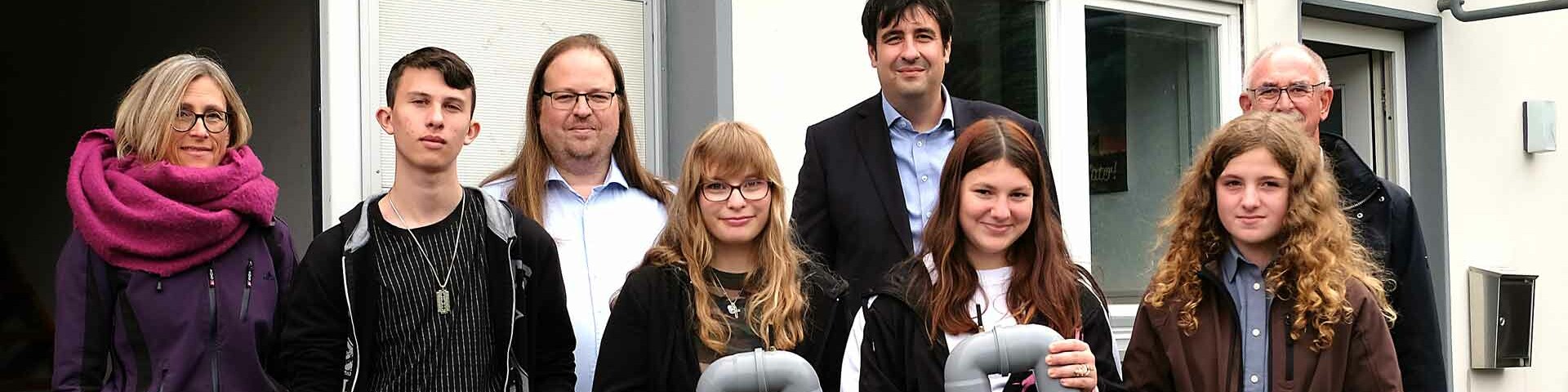 Schulprojekt Schülergruppe vor einem Gebäude