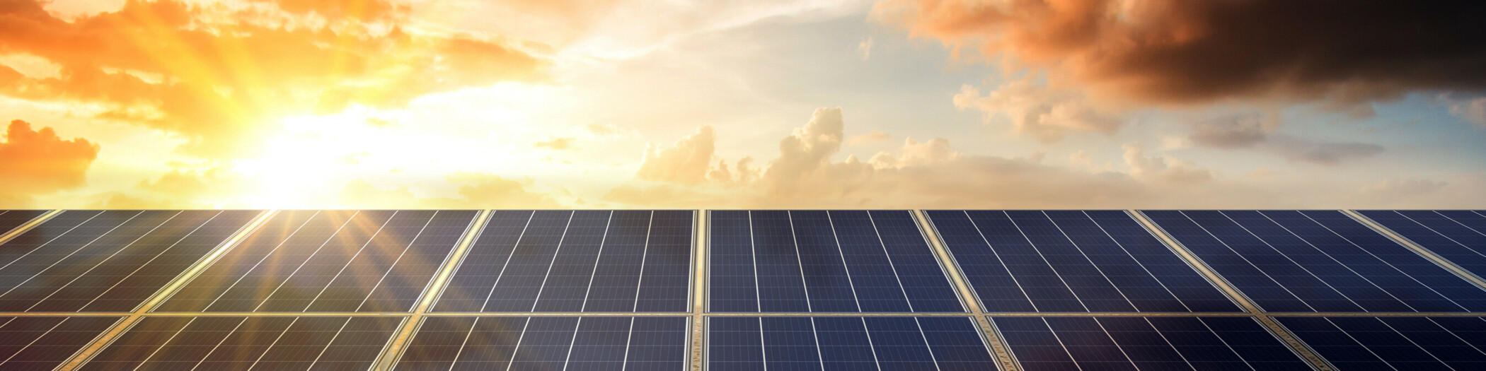 Sonnenlicht eigener Strom 1 Photovoltaikanlage vor einem Sonnenuntergang