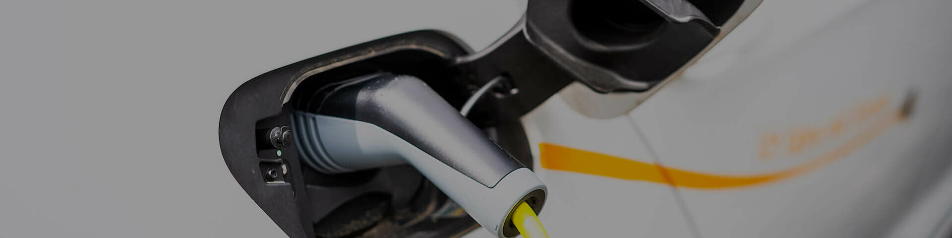 E-Mobilität offener Tankdeckel mit E-Ladekabel