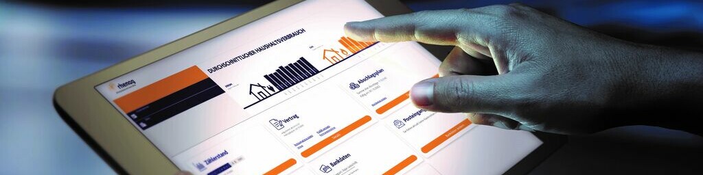 Eine Person bedient das rhenag Kundenportal auf dem Tablet.