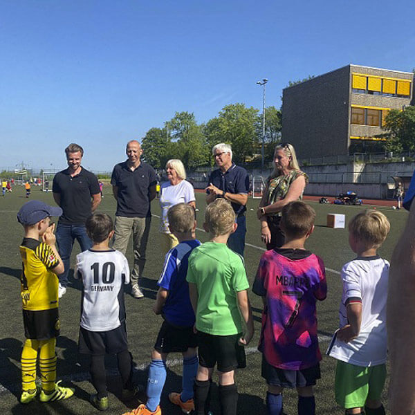 Schrittechallenge 01 Kinder auf dem Fußballfeld
