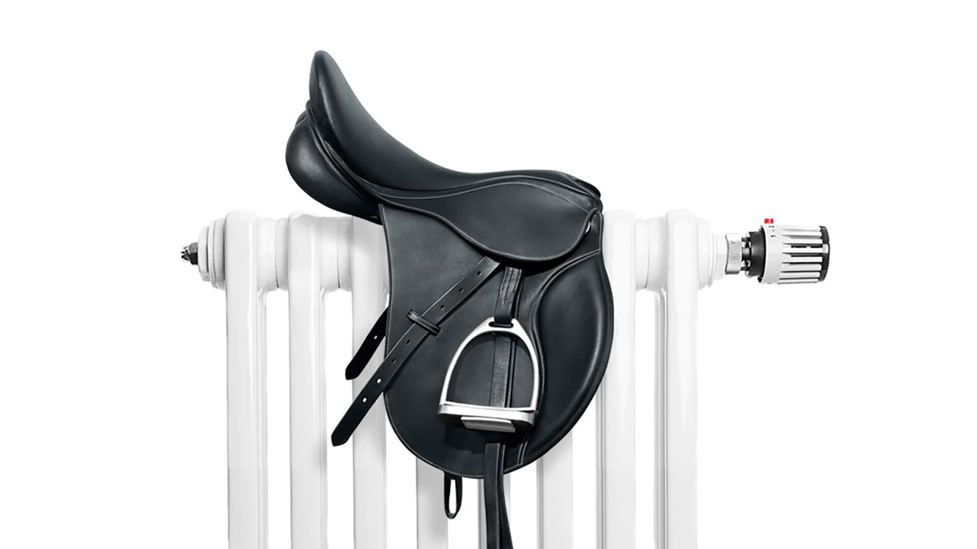 Schwarzer Sattel auf einer weißen Heizung