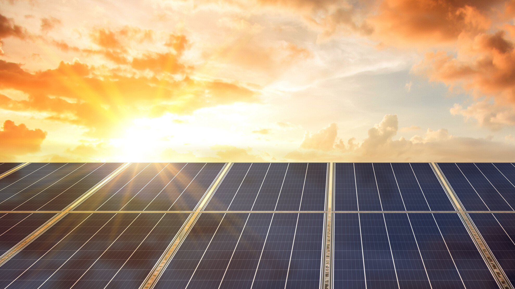 Sonnenlicht eigener Strom 1 Photovoltaikanlage vor einem Sonnenuntergang