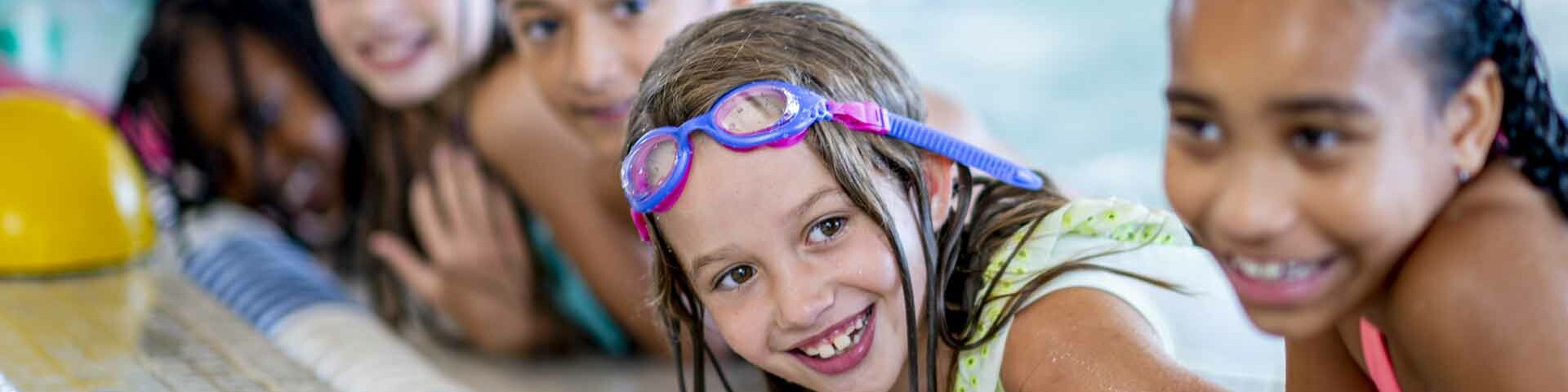 Schwimmen Kinder im Schwimmbad