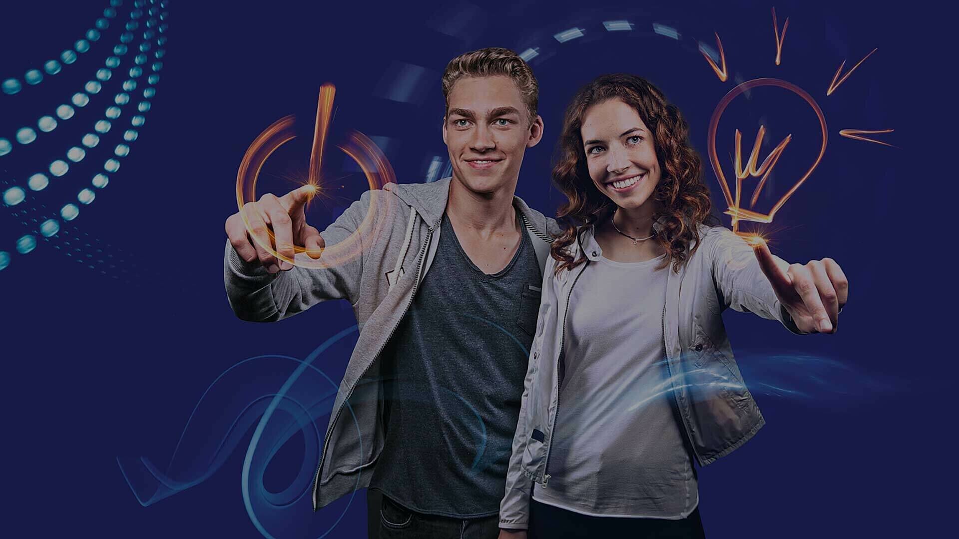 Ausbildung Mann und Frau vor blauem Hintergrund