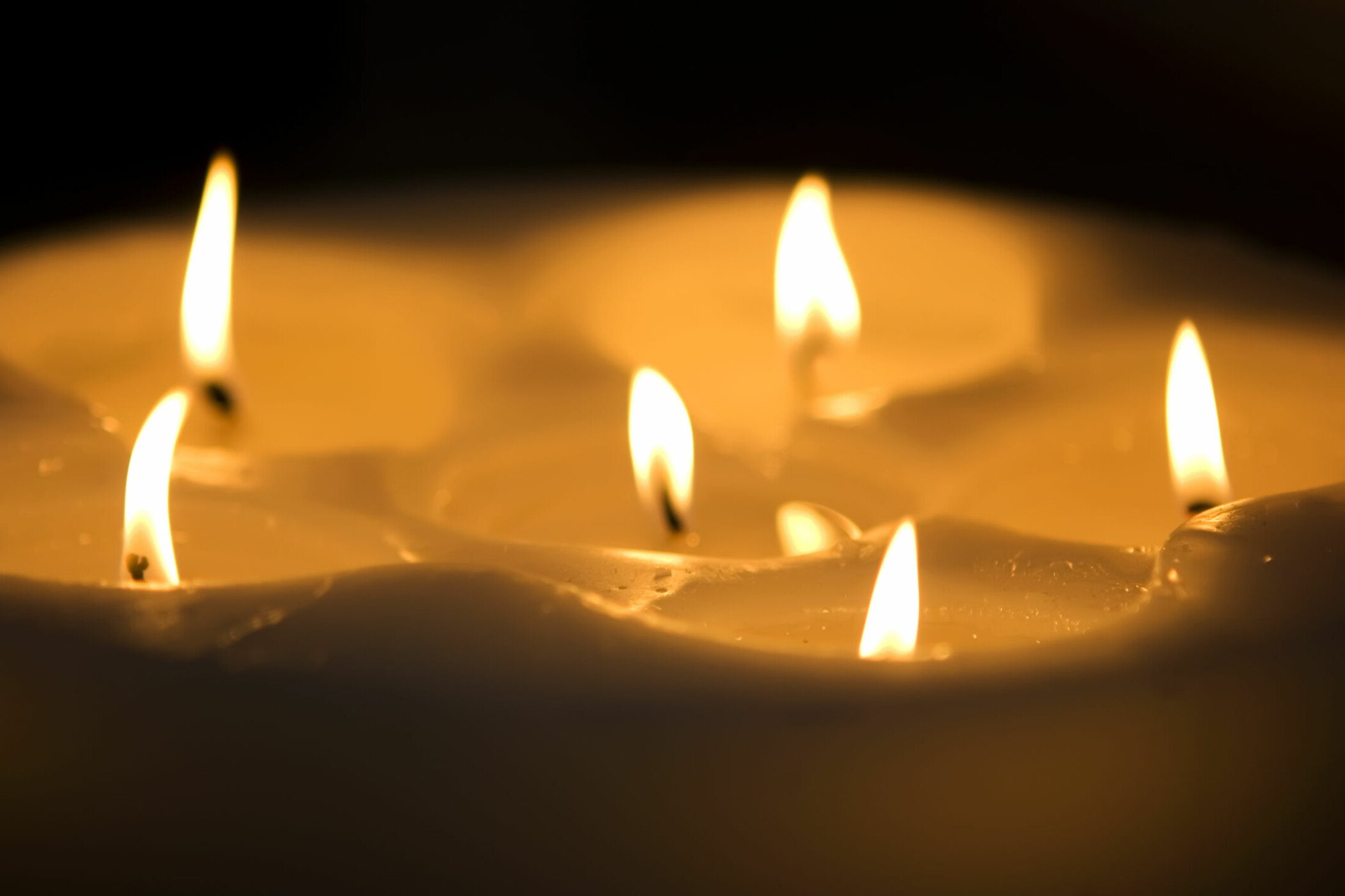 Kerzen leuchten zur Wintersonnenwende