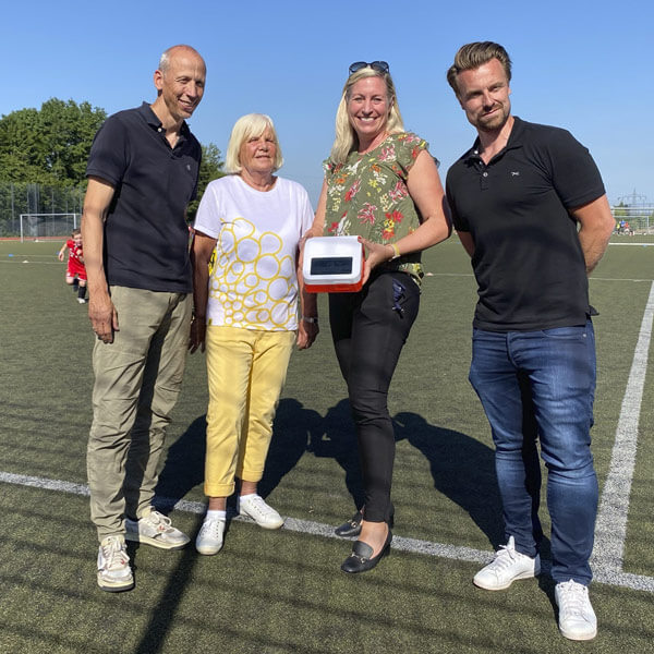 Schrittechallenge 03 Menschen auf dem Fußballfeld