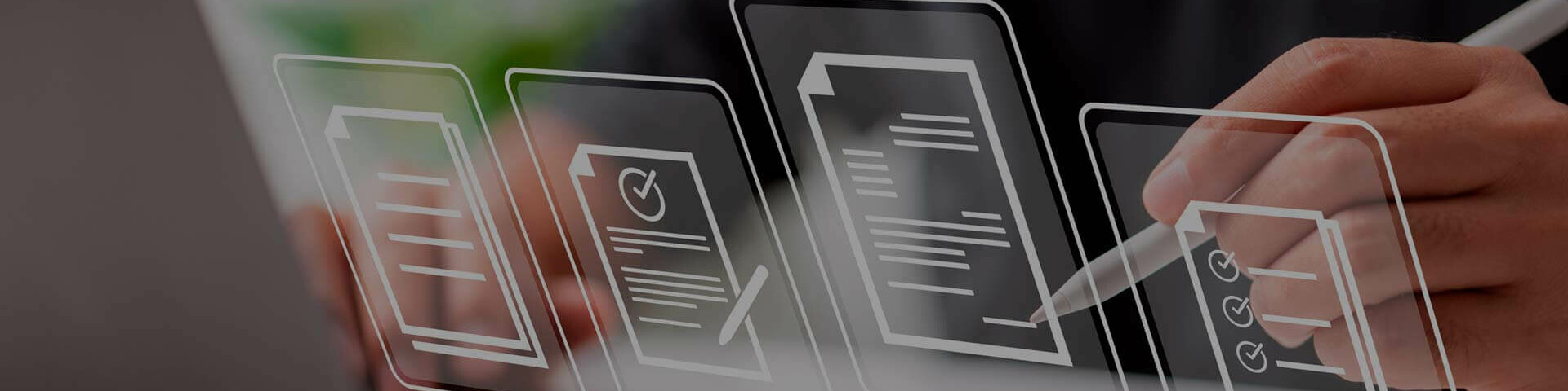 Fragen Digitale Verträge auf transparenten Aufstellern vor einem aufgeklappten Laptop