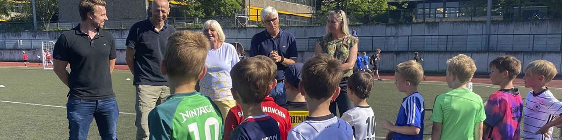 Schrittechallenge Kinder auf dem Fußballfeld