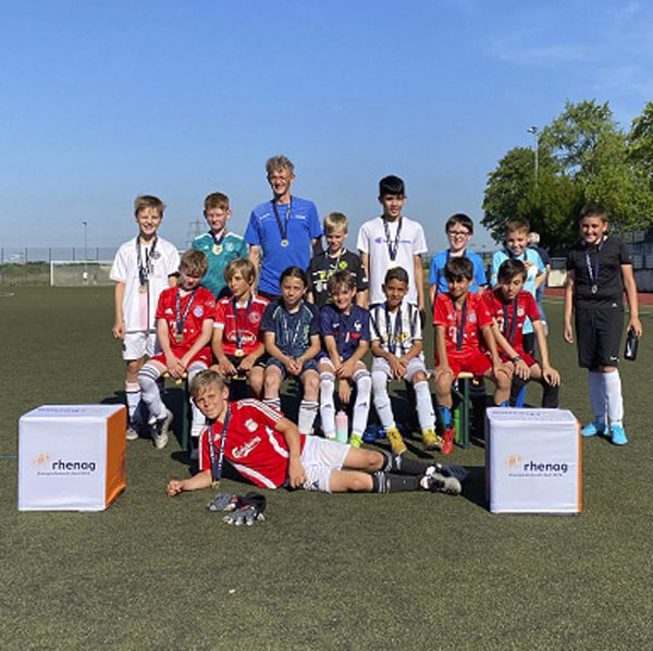 Schrittechallenge 02 Kinder auf dem Fußballfeld
