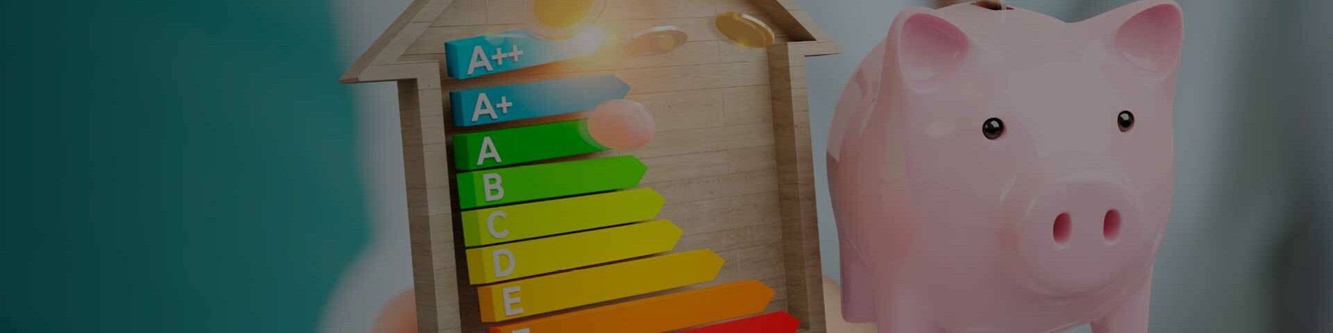 Haushalt Energieeffizienzpyramide und Sparschwein auf ausgestreckter Hand