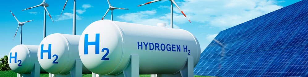 H2 Tanks auf grüner Wiese vor Windrädern H2 Tanks auf grüner Wiese vor Windrädern