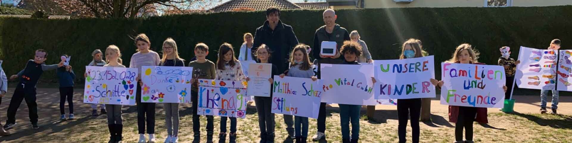 Schritte Challenge Schulkinder mit Plakaten auf dem Hof