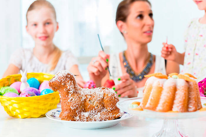 Ostern 01 Frau und Mädchen mit Ostereiern am Tisch mit Gebäck