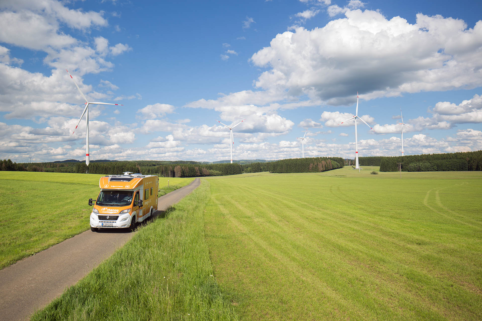 Rhenag Mobil auf Strasse zwischen Feldern