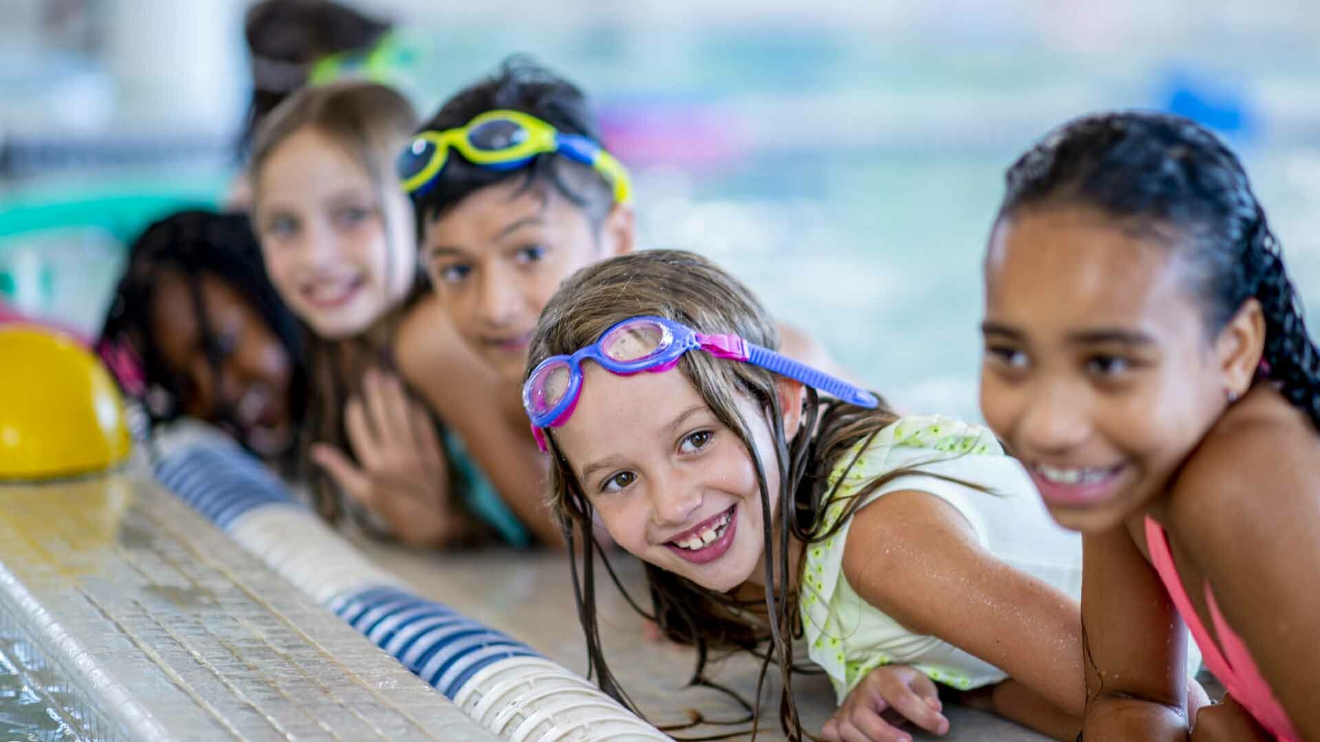 Schwimmen Kinder im Schwimmbad