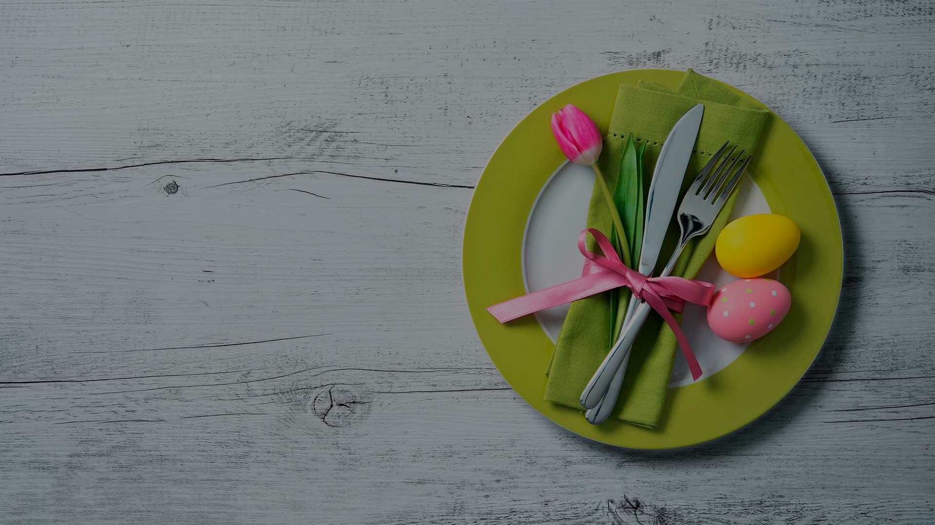 Ostern Teller mit Besteck, Tulpe und Ostereiern