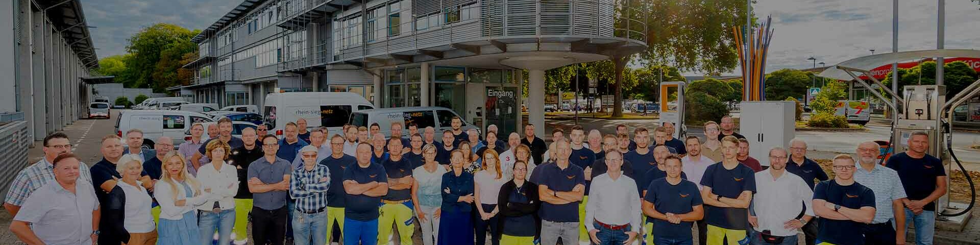 Energiekrise Mitarbeiter vor einem Gebäude