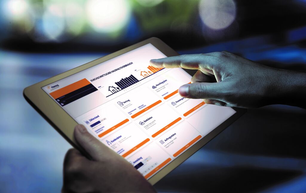 Eine Person bedient das rhenag Kundenportal auf dem Tablet.