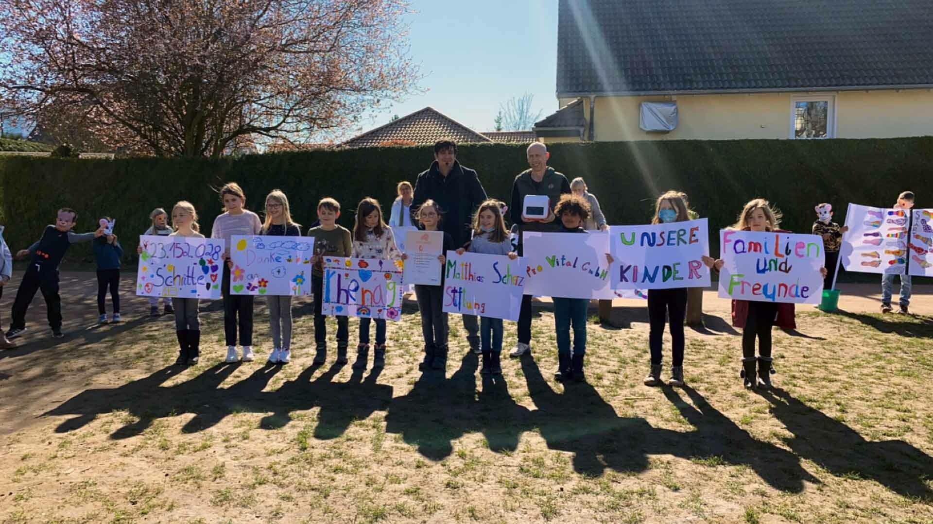 Schritte Challenge Schulkinder mit Plakaten auf dem Hof