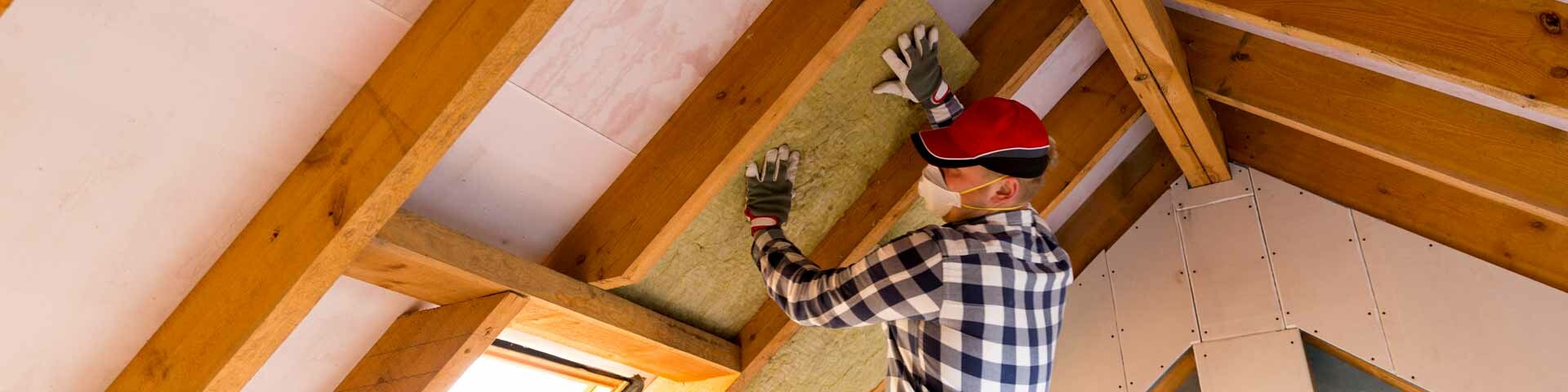 Dämmen Mann dämmt ein Hausdach