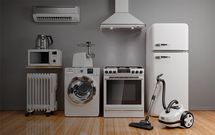 Haushalt 01 Haushaltsgeräte aufgereiht an der Wand
