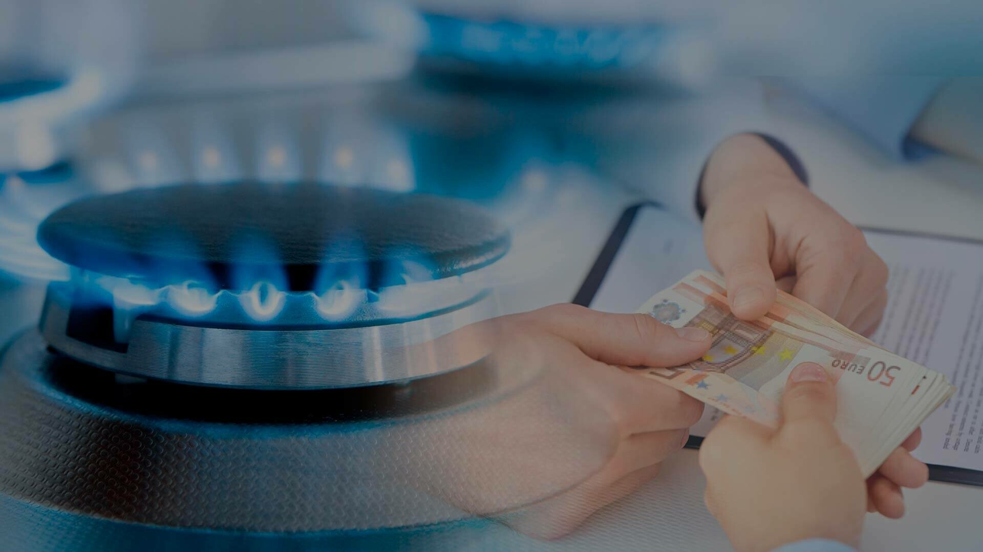 Gaspreisbremse Flamme von Gasherd mit drei Händen, die Geldscheine festhalten