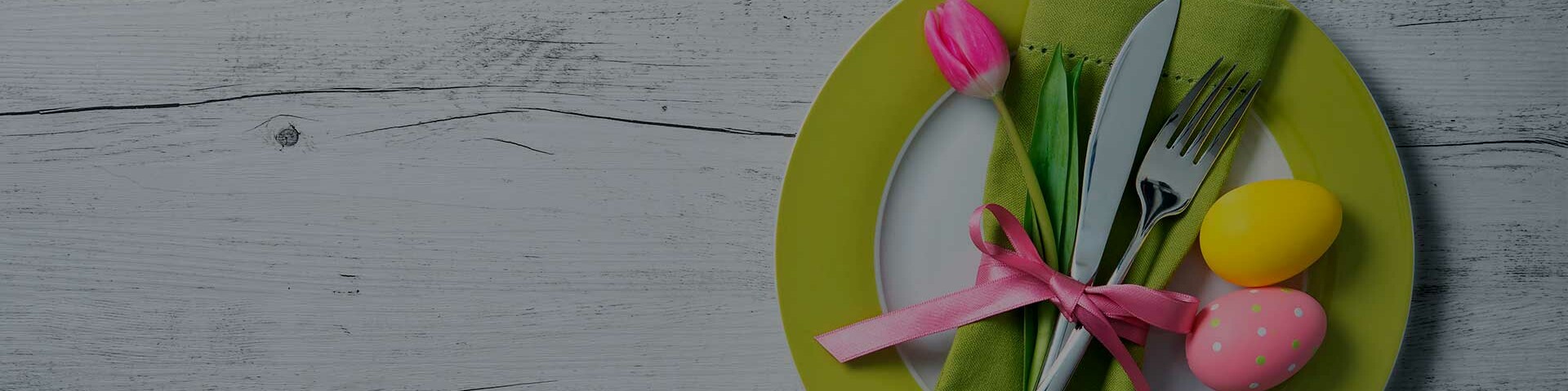 Ostern Teller mit Besteck, Tulpe und Ostereiern